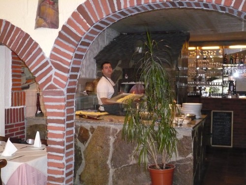 Inhaber Salvatore Capello vorm Pizza-Holzofen
